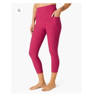 BEYOND YOGA SPACEDYE OUT OF POCKET HIGH WAISTED CAPRI LEGGING DRAGONFRUITSANGRIA